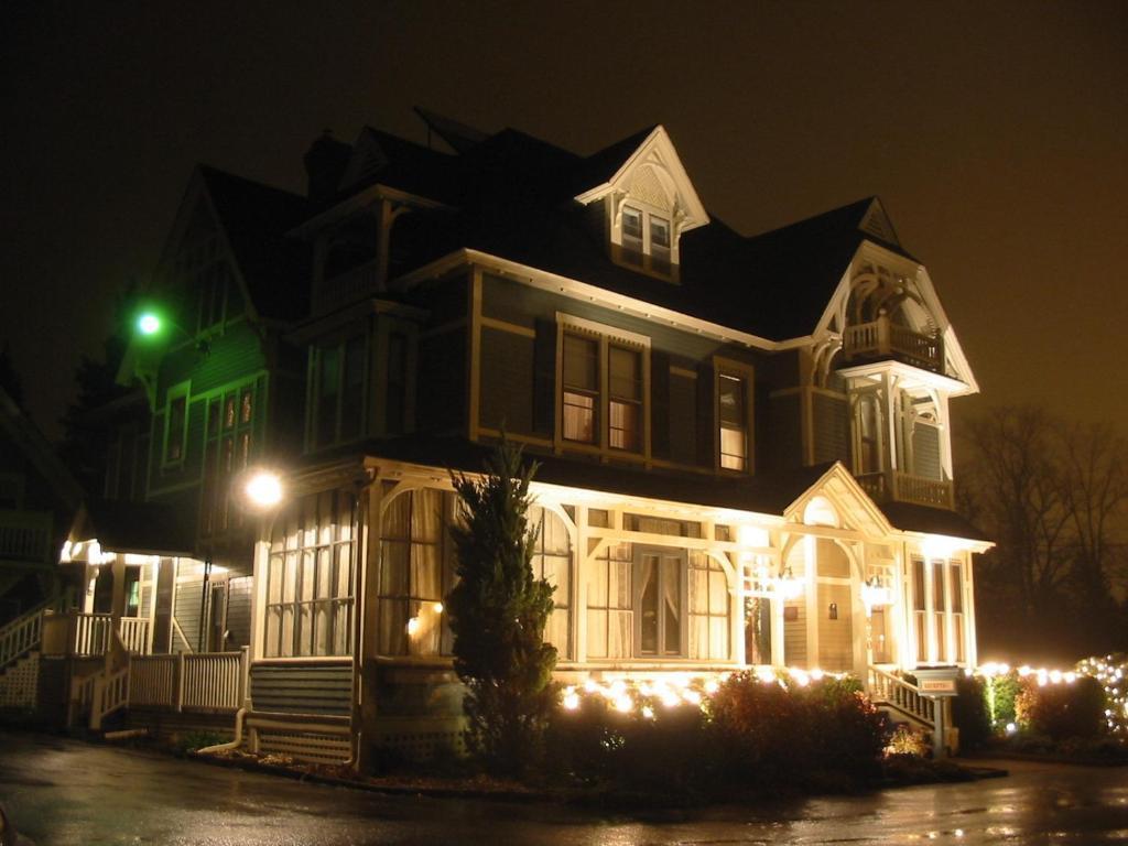 Victoria'S Historic Inn Wolfville Exterior photo