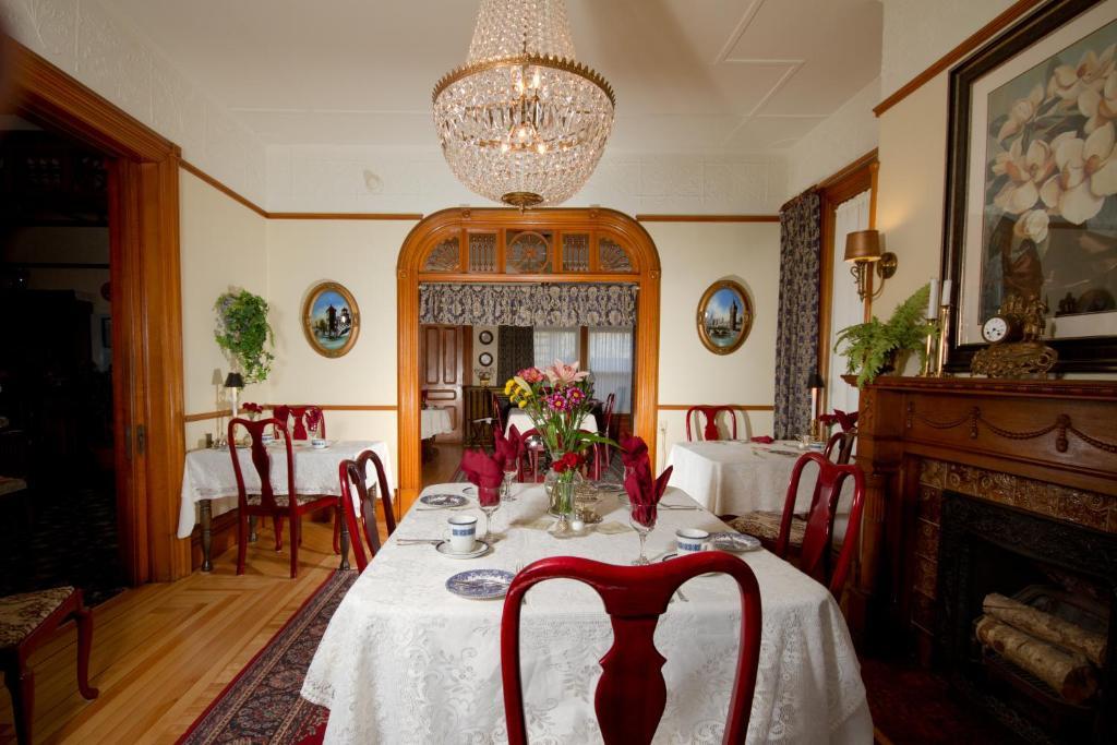Victoria'S Historic Inn Wolfville Exterior photo