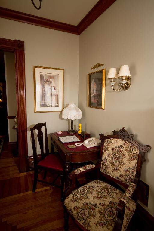 Victoria'S Historic Inn Wolfville Room photo