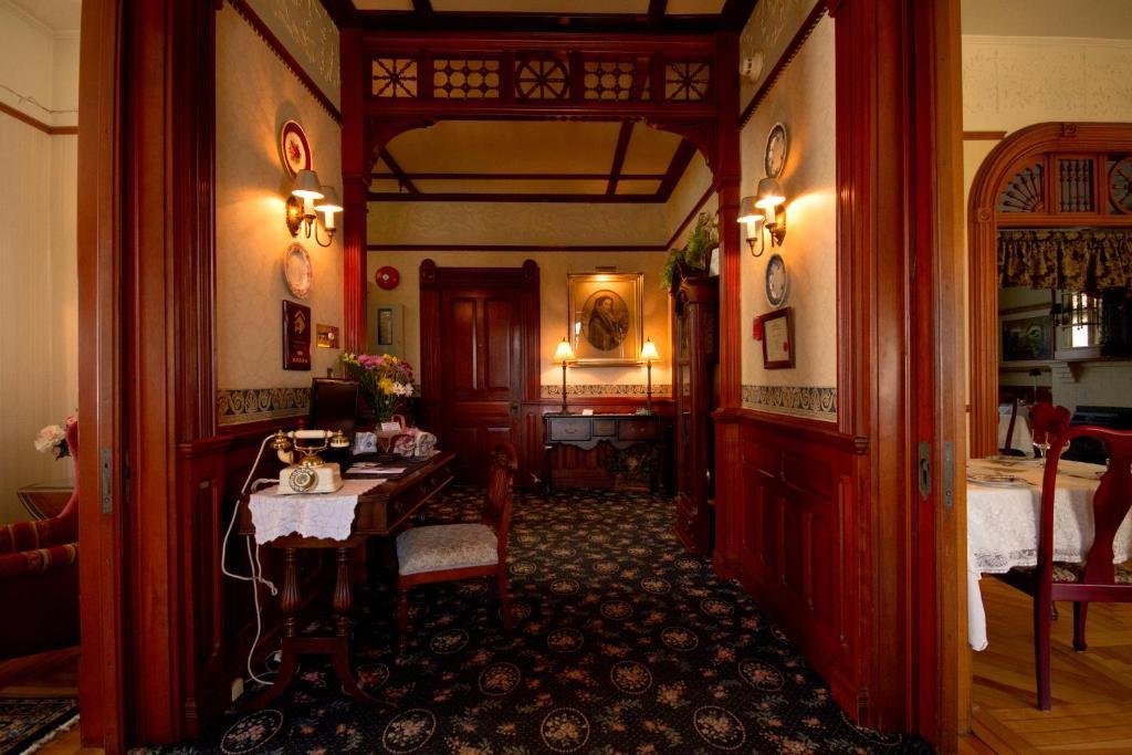 Victoria'S Historic Inn Wolfville Exterior photo