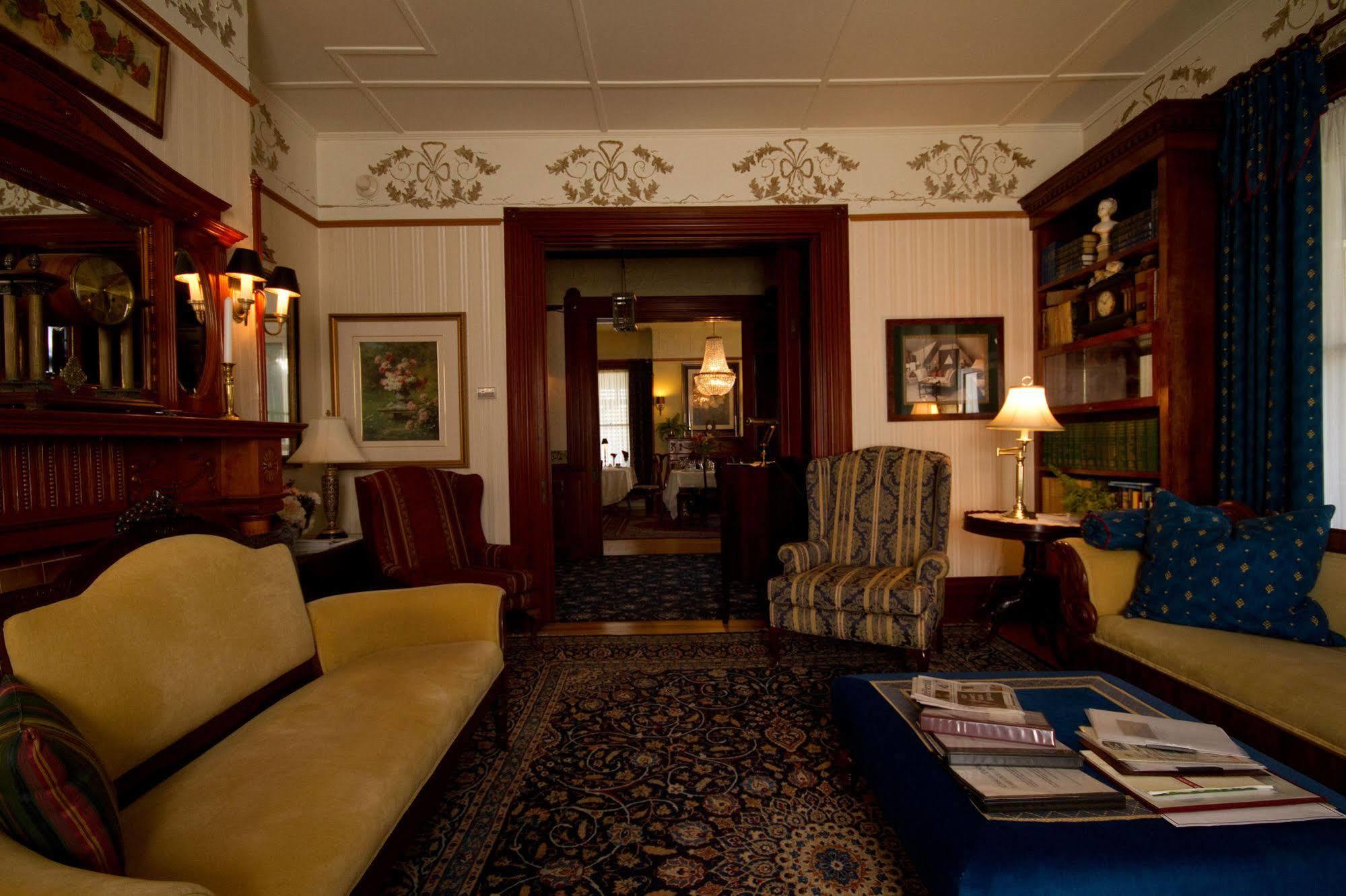 Victoria'S Historic Inn Wolfville Exterior photo