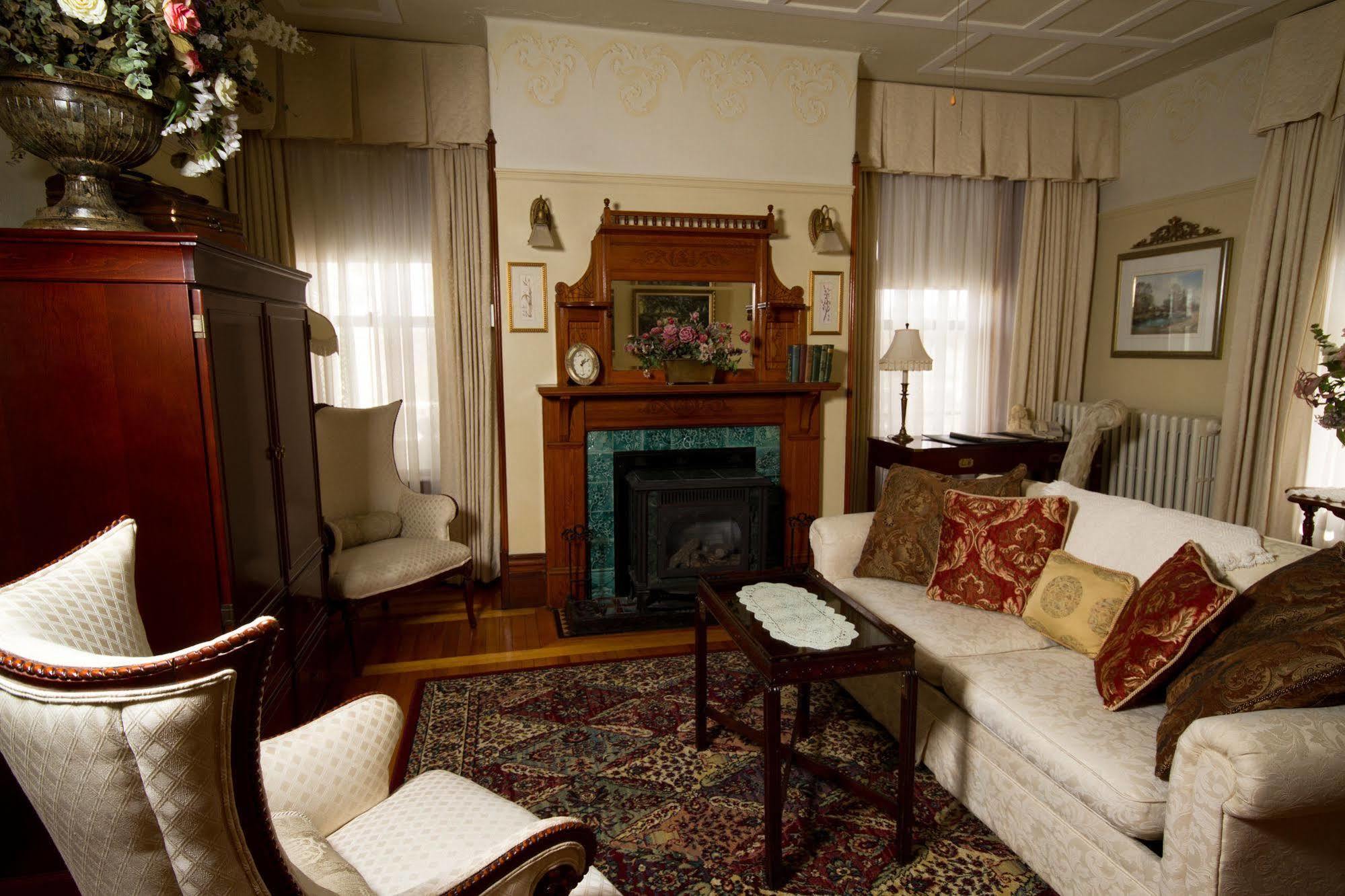 Victoria'S Historic Inn Wolfville Exterior photo