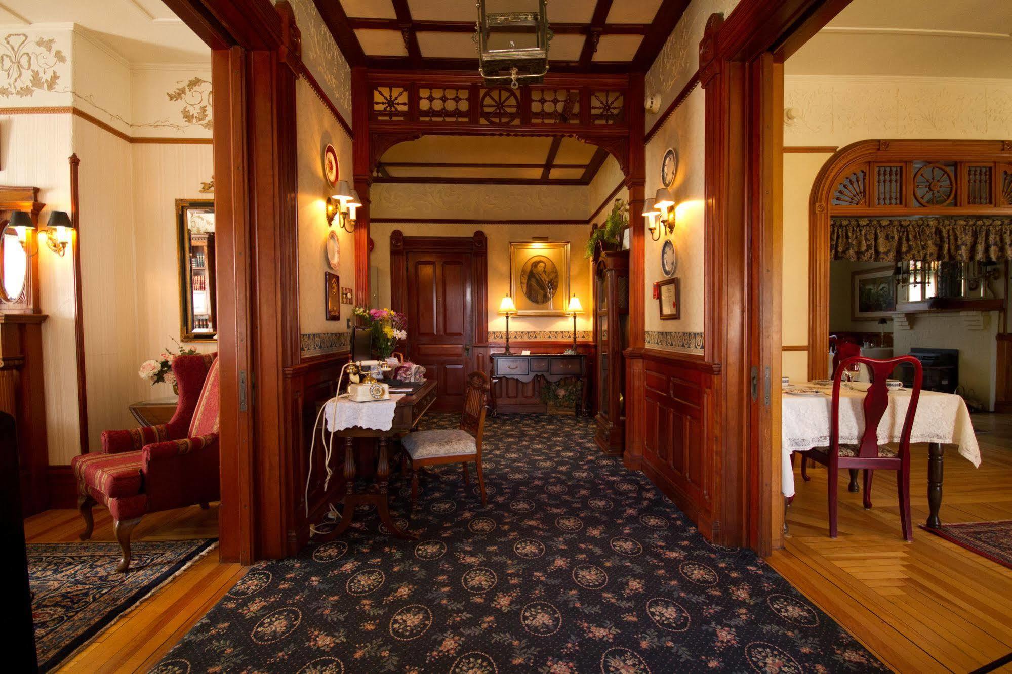 Victoria'S Historic Inn Wolfville Exterior photo